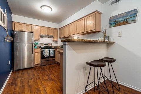 Kitchen with Breakfast Bar at Prentiss Pointe Apartments, Michigan